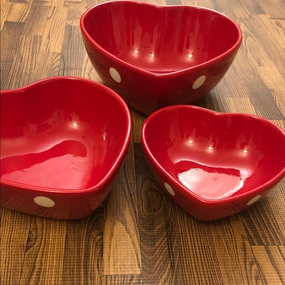 Terramoto Ceramic Heart shaped red nesting dishes with white dots set of three